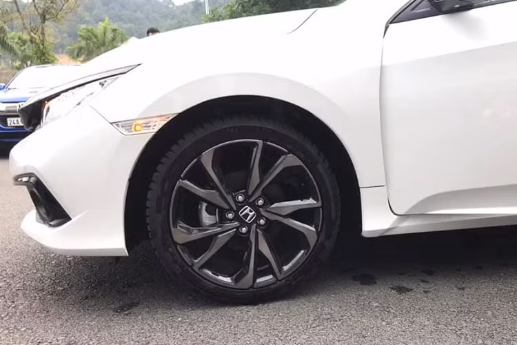 Nếu các phiên bản L và E chỉ được trang bị vành hợp kim 16 inch thì trên Honda Civic RS 2019 xuất hiện vành hợp kim đa chấu thiết kế mới với kích thước 18 inch. Đi kèm với đó là bộ lốp cao cấp Michelin Pilot Sport chuyên dành cho xe thể thao. Đèn báo ccủa xe cũng xuất hiện bên sườn.