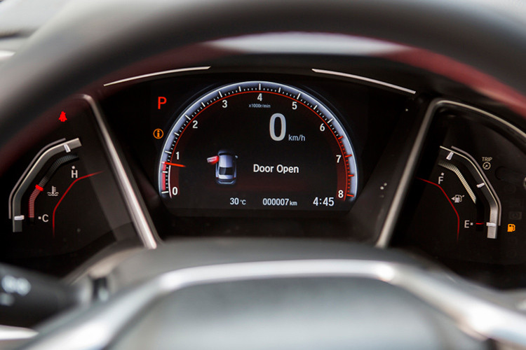 Ngoài việc mặt đồng hồ phía sau vô-lăng chuyển sang tông màu đỏ mạnh mẽ hơn, cả 3 phiên bản đều có bệ tỳ tay cho hàng ghế sau. Civic RS 2019 được trang bị cửa gió điều hòa hàng ghế sau, đồng thời hàng ghế sau có thể gập 60:40, phiên bản thấp không được trang bị tính năng này.