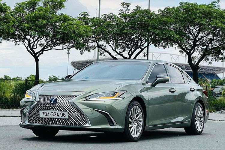 Chiếc sedan hạng sang Lexus ES 300h biển Khánh Hoà đang chào bán trên sàn xe cũ Việt Nam là bản cao nhất của dòng sedan hạng sang cỡ trung ES. Lexus ES 300h 2021 thuộc mô hình nâng cấp giữa vòng đời, ra mắt người tiêu dùng trong nước vào cuối năm 2020 với nhiều điểm mới về tính năng trang bị.