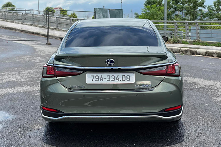 Bên dưới nắp ca-pô ES300h 2020 là động cơ 4cyl thẳng hàng dung tích 2.5L hút khí tự nhiên (N/A) kết hợp với động cơ điện cho tổng công suất kết hợp xăng và điện 214 mã lực tại 5.700 vòng/phút và mô-men xoắn cực đại 221Nm tại 3.600 – 5.200 vòng/phút