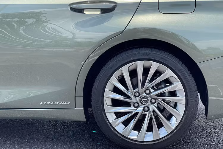 Lexus ES 300h 2021 không hề khác biệt so với xe đời 2022 còn nằm trong đại lý cả về thiết kế lẫn trang bị tiện nghi cũng như khả năng vận hành. Thêm vào đó, với số km ít ỏi, trung bình chỉ hơn 750 km/tháng, đây được xem là lựa chọn rất đáng cân nhắc dành cho các tín đồ của Lexus ES cũng như khách hàng muốn trải nghiệm xe sang chạy hybrid.