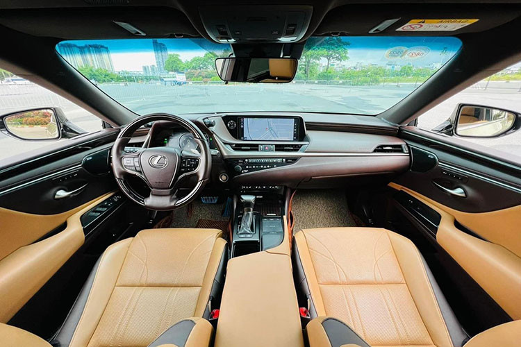 Khách mua xe Lexus ES 300h 2021 sẽ được tận hưởng loạt tính năng trang bị cao cấp như: Vô lăng 3 chấu bọc da, viền ốp gỗ Shimamoku, tích hợp các phím chức năng; đồng hồ Optitron hiển thị các thông tin rõ nét; núm xoay chuyển chế độ lái trên táp-lô...