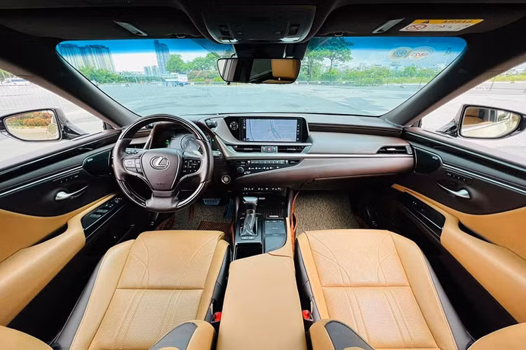 Khách mua xe Lexus ES 300h 2021 sẽ được tận hưởng loạt tính năng trang bị cao cấp như: Vô lăng 3 chấu bọc da, viền ốp gỗ Shimamoku, tích hợp các phím chức năng; đồng hồ Optitron hiển thị các thông tin rõ nét; núm xoay chuyển chế độ lái trên táp-lô...