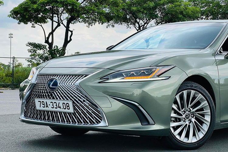 Phía hông xe gắn huy hiệu HYBRID nổi bật. Ngoài ra, ngoại thất Lexus ES 300h 2021 còn sở hữu các thông số dài x rộng x cao lần lượt là 4.975 x 1.865 x 1.445 (mm), chiều dài cơ sở đạt 2.870 mm. La-zăng hợp kim 18 inch thiết kế đa chấu dạng xoát vô cùng cuốn hút. 