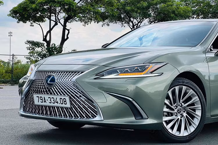 Phía hông xe gắn huy hiệu HYBRID nổi bật. Ngoài ra, ngoại thất Lexus ES 300h 2021 còn sở hữu các thông số dài x rộng x cao lần lượt là 4.975 x 1.865 x 1.445 (mm), chiều dài cơ sở đạt 2.870 mm. La-zăng hợp kim 18 inch thiết kế đa chấu dạng xoát vô cùng cuốn hút. 