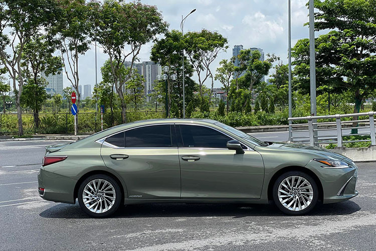 Lexus ES 300h mang phong cách lịch lãm đặc trưng thương hiệu với lưới tản nhiệt hình con suốt cỡ lớn, đèn định vị hình móc câu, đèn hậu LED chữ L cách điệu, bắt mắt. Xe cũng có những điểm nhận diện riêng với logo thương hiệu xuất hiện đường viền màu xanh dương như biểu thị cho động cơ "xanh".