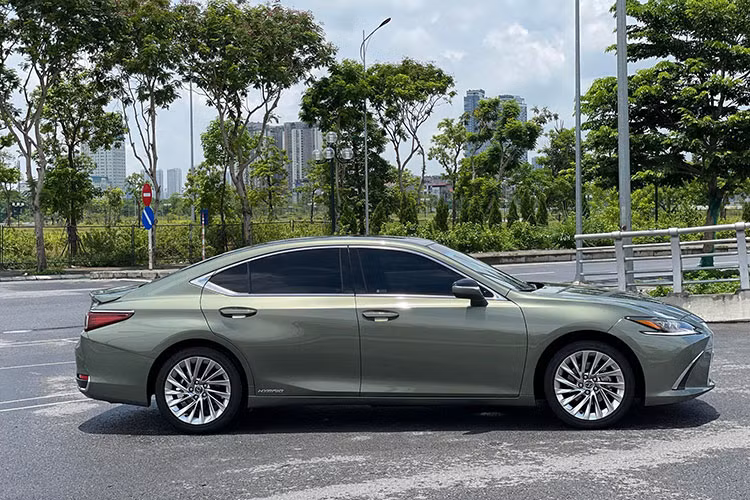 Lexus ES 300h mang phong cách lịch lãm đặc trưng thương hiệu với lưới tản nhiệt hình con suốt cỡ lớn, đèn định vị hình móc câu, đèn hậu LED chữ L cách điệu, bắt mắt. Xe cũng có những điểm nhận diện riêng với logo thương hiệu xuất hiện đường viền màu xanh dương như biểu thị cho động cơ "xanh".