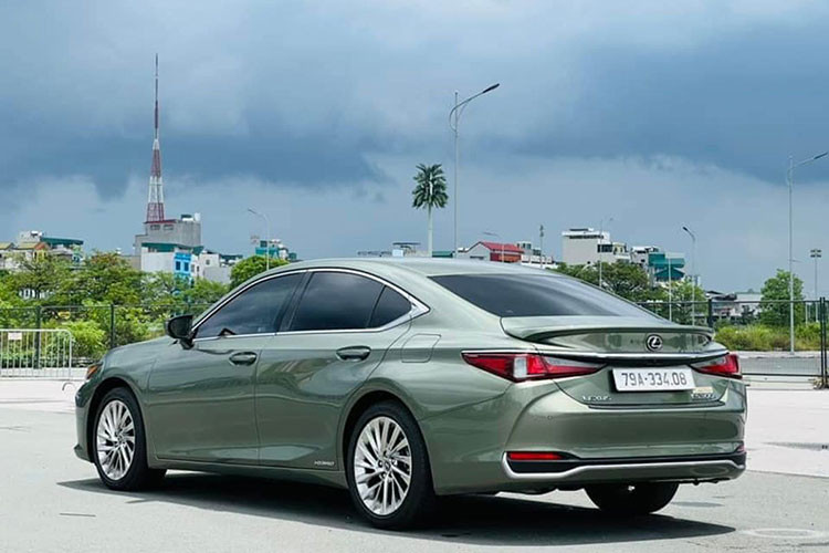 Đáng chú ý trong đó là chiếc xe sang Nhật Bản này có màu xanh xám lạ mắt, ODO 8.000 km. Mức giá xe Lexus ES 300h 2021 cũ chào bán 2,999 tỷ đồng. Thông tin từ người bán cho biết, mức giá này đang rẻ hơn 100 triệu đồng so với thời điểm mới lăn bánh.