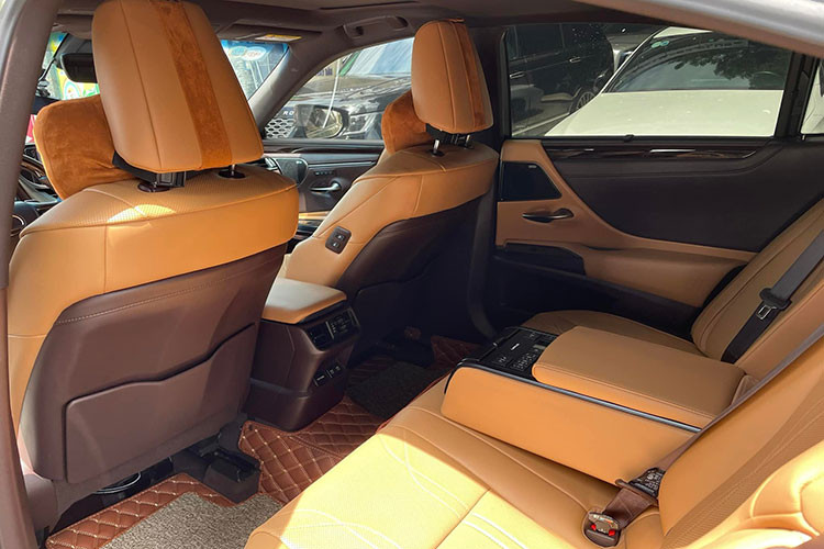 Lexus ES300h sử dụng động cơ Hybrid thế hệ thứ 4 hoàn toàn mới mang lại khả năng vận hành hứng khởi và tiết kiệm nhiên liệu tối ưu. Xe đi kèm với 03 chế độ lái (Drive Mode) bao gồm: Bình thường (Normal), Tiết kiệm nhiên liệu (Eco) và Thể thao (Sport).