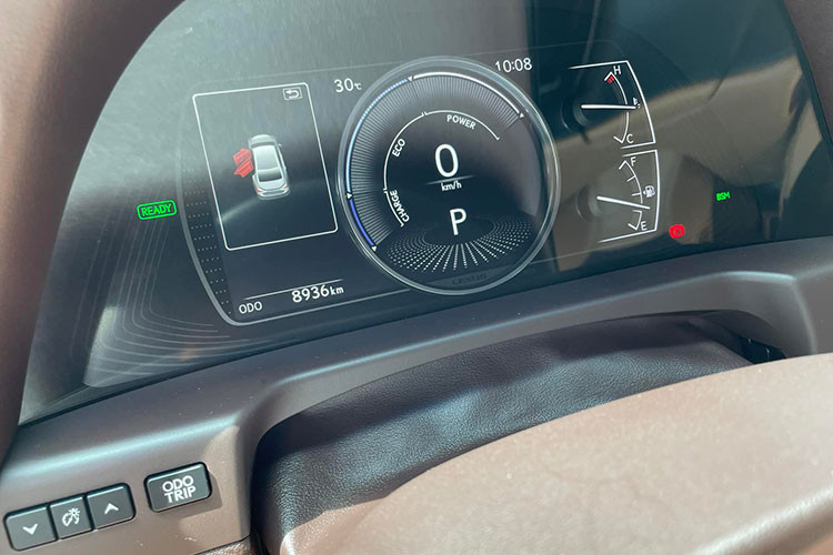 Cá trang bị khác gồm; ghế da Semi-Aniline, ghế lái chỉnh điện 10 hướng, có tính năng sưởi, làm mát; âm thanh vòm 17 loa Mark Levinson; điều hòa 3 vùng độc lập tích hợp Nano-e; màn hình trung tâm dạng cảm ứng 12,3 inch, hỗ trợ kết nối Apple CarPlay...