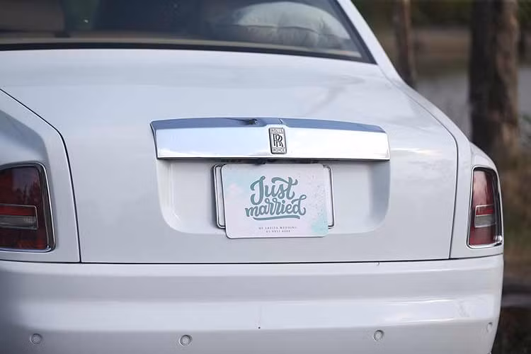 Rolls-Royce Phantom VII được trang bị khối động cơ V12 dung tích 6.75L cho công suất tối đa 453 mã lực. Xe có khả năng tăng tốc từ 0-100 km/h trong 5,9 giây, tốc độ tối đa được giới hạn điện tử ở mức 240 km/h. Mức tiêu hao nhiên liệu 14,8L/100km.