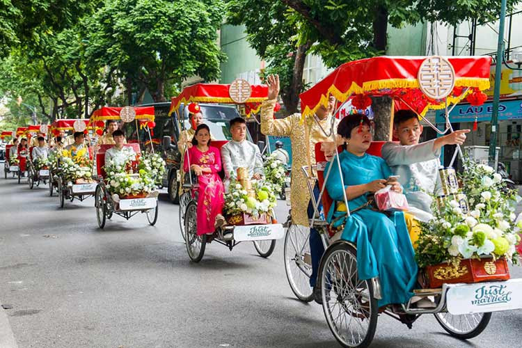 Được biết, sau khi rước dâu ở Hà Nội, Đoàn Văn Hậu và Doãn Hải My sẽ về Thái Bình - quê của nam cầu thủ để làm đám cưới vào lúc 16h00 chiều nay (11.11) tại sân vận động xã Hồng Minh Hưng Hà (Thái Bình). Vào ngày 26.11 sắp tới, cặp đôi sẽ tổ chức thêm tiệc cưới ở Hà Nội.