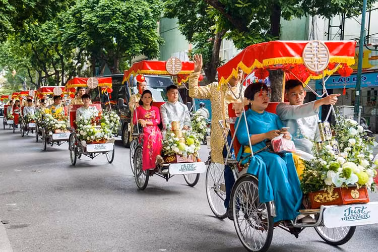 Được biết, sau khi rước dâu ở Hà Nội, Đoàn Văn Hậu và Doãn Hải My sẽ về Thái Bình - quê của nam cầu thủ để làm đám cưới vào lúc 16h00 chiều nay (11.11) tại sân vận động xã Hồng Minh Hưng Hà (Thái Bình). Vào ngày 26.11 sắp tới, cặp đôi sẽ tổ chức thêm tiệc cưới ở Hà Nội.