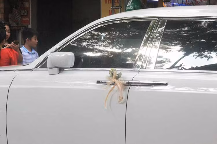 Phantom VII Series I đánh dấu một Rolls-Royce khác biệt dưới thời BMW, sản xuất từ năm 2003-2012. Dù đã bị thay thế bởi Phantom VII Series II và Phantom VIII, nhưng dáng vẻ của chiếc xe vẫn toát ra vẻ sang trọng và uy quyền của một chiếc sedan siêu sang đẳng cấp. 