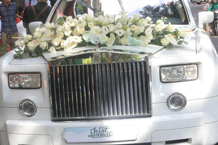 Vào thời điểm mới ra mắt, giá xe Rolls-Royce Phantom VII từng được chào bán khoảng hơn 40 tỷ đồng. Sau khoảng hơn 10 năm, mẫu xe này hiện được bán trên sàn xe cũ khoảng từ 8-10 tỷ đồng. Dù đã trải qua nhiều năm lăn bánh, nhưng những chiếc Rolls-Royce Phantom thế hệ cũ vẫn là một lựa chọn đẳng cấp cho các đại gia.