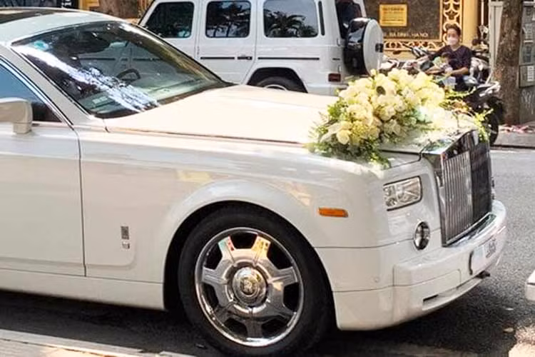 Về chiếc Roll-Royce Phantom VII của Đoàn Văn Hậu rước dâu trong bài viết này, dựa vào thiết kế đèn tròn dưới cụm đèn pha có thể thấy chiếc xe thuộc đời 2008 - 2012 thuộc thế hệ thứ 7. Sau đó xe chấm dứt vòng đời và chuyển sang thế hệ VII Series 2 và mới đây nhất là VIII.