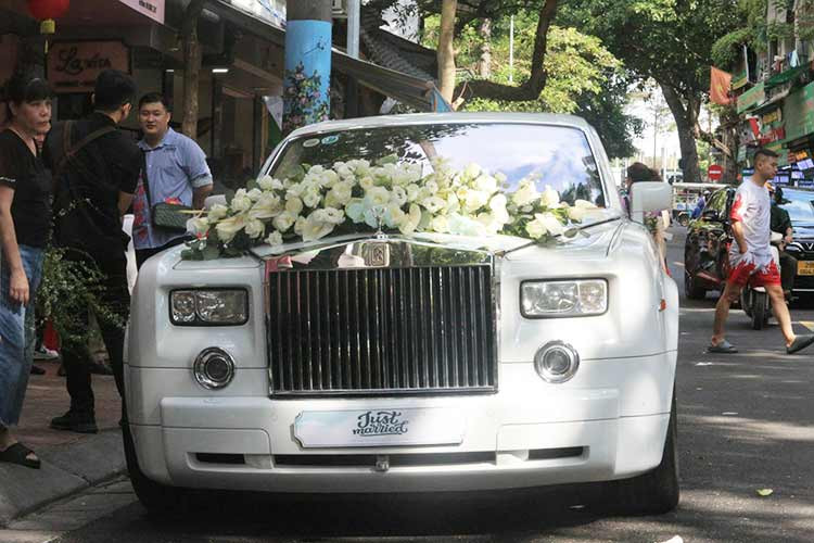 Vào sáng ngày 11/11 vừa qua, chú rể Đoàn Văn Hậu cưỡi Rolls-Royce Phantom siêu sang có mặt tại phố cổ Hà Nội để chuẩn bị cho lễ ăn hỏi với cô dâu Doãn Hải My. Sự kiện này đã nhận được sự quan tâm đặc biệt của giới truyền thông và nhiều người hâm mộ.
