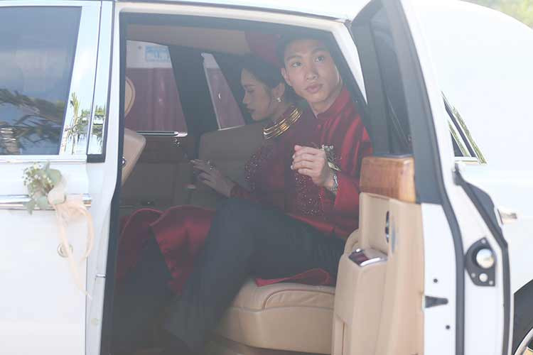 Chiếc Rolls-Royce Phantom thế hệ thứ VII này thuộc phiên bản trục cơ sở tiêu chuẩn nên kích thước của xe lần lượt là 5.834 x 1.990 x 1.632 mm (DxRxC). Bản trục cơ sở kéo dài có kích thước lớn hơn. 