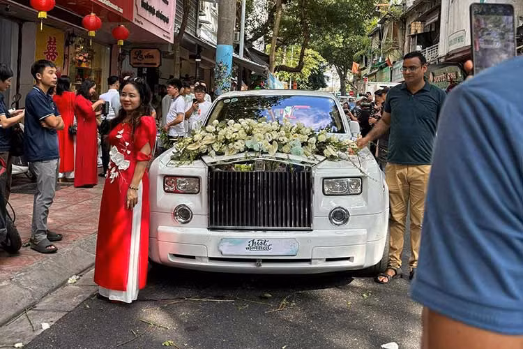 Bên trong Rolls-Royce Phantom với nhiều chi tiết ốp gỗ Walnut (gỗ óc chó). Cửa sổ trời Sunroof khiến không gian xe thoáng đãng. Xe có đầy đủ các trang bị như hệ thống kiểm soát hành trình (Cruise Control); chìa khóa thông minh Star/Stop; điều hòa tự động 4 vùng; màn hình cảm ứng; 3 Camera + cảm biến khoảng cách trước sau; hệ thống chiếu sáng nội thất đèn Ambient Light... 