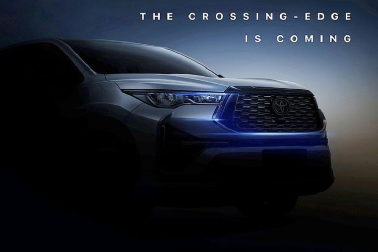 Tại thị trường Indonesia, Toyota Innova Hybrid 2023 được cho là sẽ có 3 bản trang bị là G, V và Q. Trong khi đó, Toyota Innova 2023 máy xăng có 2 bản trang bị là G và V. Xe cunngx sẽ được trang bị tính năng khởi động nút bấm ở mọi phiên bản. Với bản G, xe sẽ dùng vành 16 inch và màn hình cảm ứng 9 inch.