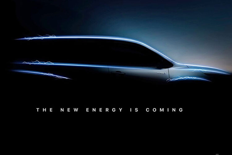 Riêng bản Q cao cấp nhất sẽ có thêm đèn báo rẽ LED, vành 17 inch, cửa sổ trời toàn cảnh Panorama, cửa cốp chỉnh điện rảnh tay và gói phụ kiện ngoại thất thể thao Modellista. Thêm vào đó là 2 ghế thương gia ở giữa, sạc điện thoại thông minh không dây, phanh tay điện tử, tính năng ra lệnh bằng giọng nói, camera 360 độ và gói công nghệ an toàn chủ động Toyota Safety Sense (TSS).