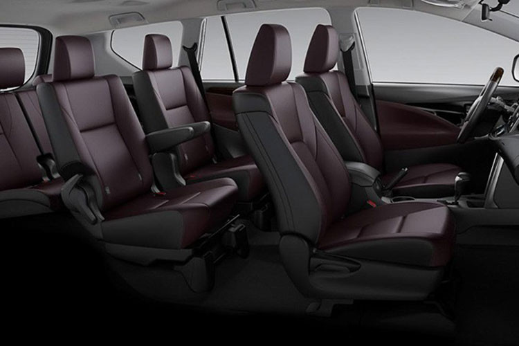 Bên trong mẫu MPV này dự kiến là nội thất 7 chỗ hoặc 6 chỗ. Nội thất được trang bị màn hình thông tin giải trí nằm độc lập trên mặt táp-lô, gợi liên tưởng đến các mẫu xe Toyota đời mới như RAV4, Corolla và Corolla Cross.