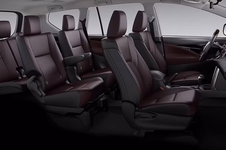 Bên trong mẫu MPV này dự kiến là nội thất 7 chỗ hoặc 6 chỗ. Nội thất được trang bị màn hình thông tin giải trí nằm độc lập trên mặt táp-lô, gợi liên tưởng đến các mẫu xe Toyota đời mới như RAV4, Corolla và Corolla Cross.