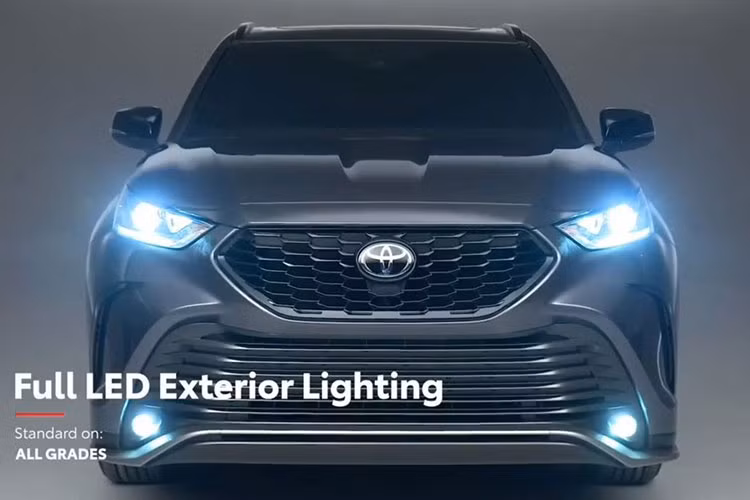 Giá xe Toyota Innova 2023 bản Hybrid tại thị trường Indonesia dự kiến dao động từ 455 - 625 triệu Rupiah (khoảng 719 - 987,5 triệu đồng). Con số tương ứng của phiên bản máy xăng là 400 - 450 triệu Rupiah (632 - 711 triệu đồng). Khi mua mẫu MPV này, khách hàng Indonesia có thể chọn các màu sơn ngoại thất như trắng, đen, xám đậm, xám và bạc.