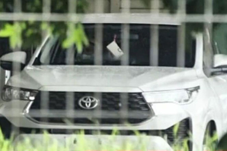 Thiết kế bên sườn của mẫu xe MPV Toyota Innova 2023 thế hệ mới không được thể hiện rõ qua những hình ảnh này. Tuy nhiên, có một điều thú vị là cửa sổ sau của xe có kích thước nhỏ hơn thế hệ cũ. Bên cạnh đó, xe vẫn dùng cửa mở thông thường thay vì cửa trượt ở bên sườn.