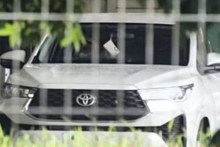 Thiết kế bên sườn của mẫu xe MPV Toyota Innova 2023 thế hệ mới không được thể hiện rõ qua những hình ảnh này. Tuy nhiên, có một điều thú vị là cửa sổ sau của xe có kích thước nhỏ hơn thế hệ cũ. Bên cạnh đó, xe vẫn dùng cửa mở thông thường thay vì cửa trượt ở bên sườn.