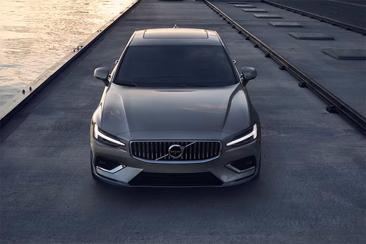 Volvo S60 2019 mới mang phong cách của những chiếc xe Volvo đời mới hiện nay. Trên S60 mới, xe sở hữu cặp đèn pha LED dạng "Búa Thor" ấn tượng. Lưới tản nhiệt ngũ giác với nan lưới ngang và logo Volvo ở giữa.
