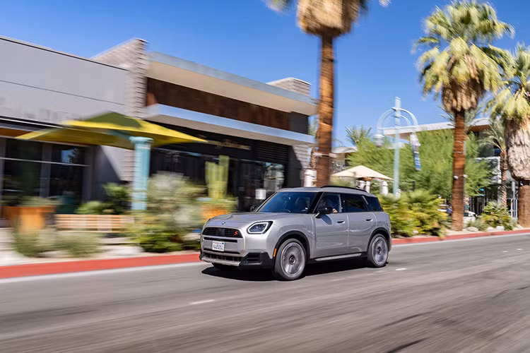  MINI Countryman 2024 tại Việt Nam được cách tân toàn diện về thiết kế tối giản đặc trưng, công nghệ kỹ thuật số, chất liệu, động cơ vận hành và những tinh chỉnh riêng khơi dậy phong cách mạnh mẽ, tự do. Xe sẽ được phân phối tại Việt Nam với hai phiên bản MINI Countryman C và MINI Countryman S ALL4.
