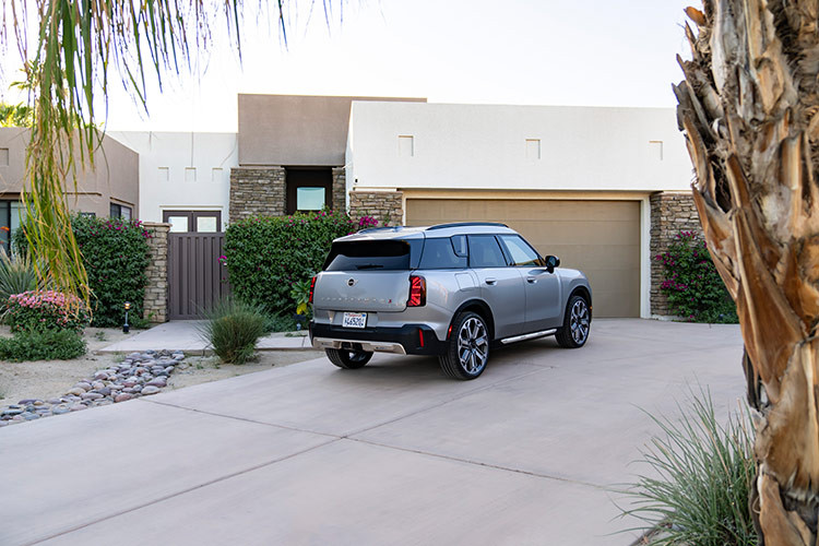 Kích thước của MINI Countryman hoàn toàn mới dài hơn 14 cm và cao hơn 10 cm so với phiên bản trước. Cụ thể, xe có thông số dài x rộng x cao lần lượt là 4,444 x 1,843 x 1,665 (mm), điều này giúp ngoại hình tổng thể xe bề thế và cứng cáp hơn. Cản trước được thiết kế mới, cụm lưới tản nhiệt hình bát giác cỡ lớn với hai hốc gió góc cạnh ở phía dưới.