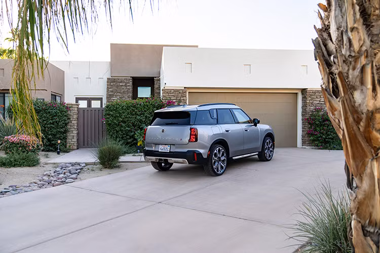 Kích thước của MINI Countryman hoàn toàn mới dài hơn 14 cm và cao hơn 10 cm so với phiên bản trước. Cụ thể, xe có thông số dài x rộng x cao lần lượt là 4,444 x 1,843 x 1,665 (mm), điều này giúp ngoại hình tổng thể xe bề thế và cứng cáp hơn. Cản trước được thiết kế mới, cụm lưới tản nhiệt hình bát giác cỡ lớn với hai hốc gió góc cạnh ở phía dưới.