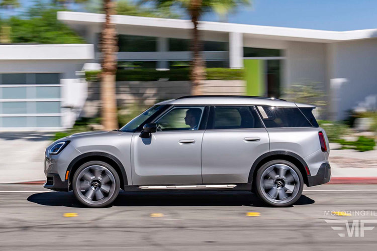 Cản sau nổi bật với logo MINI và tên xe Countryman, phần ốp của cản nhấn mạnh vào chiều ngang giúp cảm quan đuôi xe trông bề thế hơn. Đặc biệt, thiết kế đèn hậu hoàn toàn mới, dạng LED hình thang thon và dài hơn so với phiên bản tiền nhiệm... MINI Countryman C sử dụng mâm xe 18 inch Asteroid và phiên bản MINI Countryman S ALL4 sử dụng mâm xe 20 inch Windmill Spoke 2-tone.