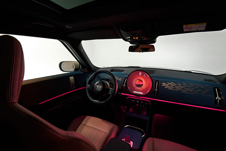 Điểm nhấn trung tâm của không gian nội thất là màn hình OLED hình tròn không viền, đường kính 240 mm. Bề mặt kính chất lượng cao giúp các thông tin giải trí, vận hành và điều khiển xe hiển thị rõ ràng. Mọi thao tác điều khiển từ đèn viền nội thất, âm thanh và hiển thị của xe đều thông qua hệ thống cảm ứng trên màn hình hoặc qua tính năng điều khiển bằng giọng nói...