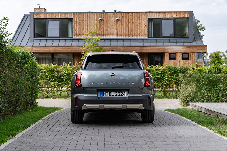 Với công suất 115 kW (156 PS), phiên bản MINI Countryman C tăng tốc từ 0 đến 100 km/h trong 8,3 giây, có mô-men xoắn 230 Nm kết hợp công nghệ TwinPower Turbo. Phiên bản cao cấp MINI Countryman S ALL4 mạnh mẽ hơn khi được trang bị động cơ I4 TwinPower Turbo, công suất 150 kW (204 PS) và có mô-men xoắn lên đến 300 Nm cho khả năng bứt tốc ấn tượng từ 0 đến 100 km/h chỉ trong 7,1 giây.