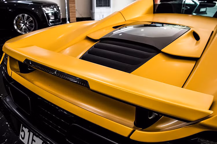 Hơn nữa, bộ vành nguyên bản của siêu xe độc nhất năm 2016 tại Việt Nam đã được độ lại với 5 chấu kép sơn đen bóng, đinh tán của la-zăng McLaren 650S màu cam nổi bật. Bên trong, chiếc xe mui trần này còn sở hữu cùm phanh màu vàng in tên thương hiệu McLaren tạo điểm nhấn.