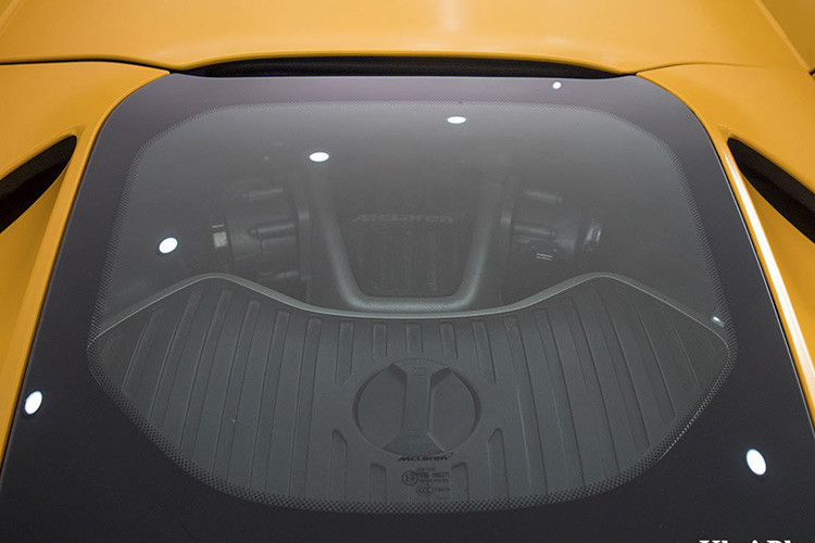 Động cơ kết hợp với hộp số 7 cấp SSG, nhờ đó, McLaren 650S Spider có thể tăng tốc từ vị trí xuất phát lên 100 km/h trong vòng 3 giây trước khi đạt vận tốc tối đa 328 km/h.