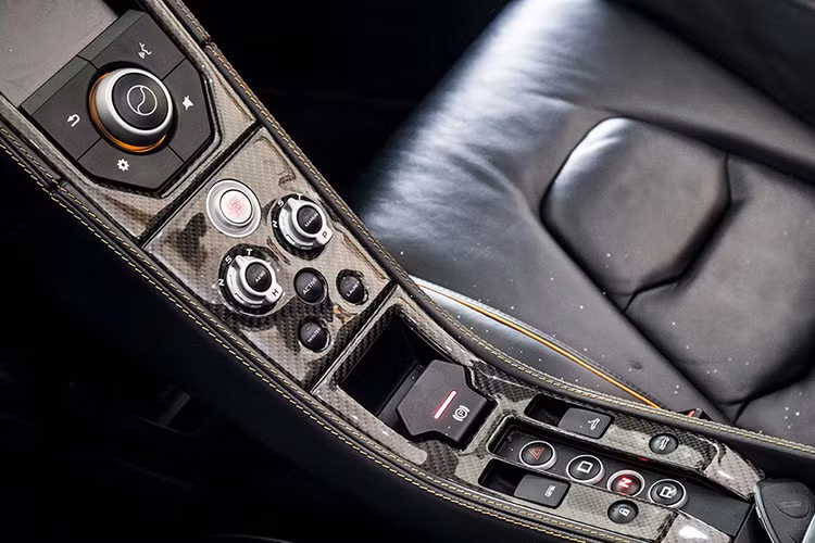 Chiếc siêu xe McLaren 650S Spider này được trang bị động cơ V8, tăng áp kép, dung tích 3.8 lít, sản sinh công suất tối đa 641 mã lực tại vòng tua máy 7.250 vòng/phút và mô-men xoắn cực đại 678 Nm tại vòng tua máy 6.000 vòng/phút.