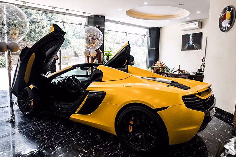 Sau gần 2 năm, McLaren 650S Spider được đưa về Việt Nam và thời điểm đó là chiếc xe độc nhất. Chủ sở hữu của siêu xe Anh quốc cũng là một cái tên quen thuộc - đại gia siêu xe Minh Nhựa. Sau một thời gian sử dụng, chiếc siêu xe Anh quốc này đã được sang tay cho chủ mới tại Hà Nội. Ở lần xuất hiện này, McLaren 650S Spider đã thay đổi khá nhiều chi tiết khiến những người yêu xe không khỏi tò mò.
