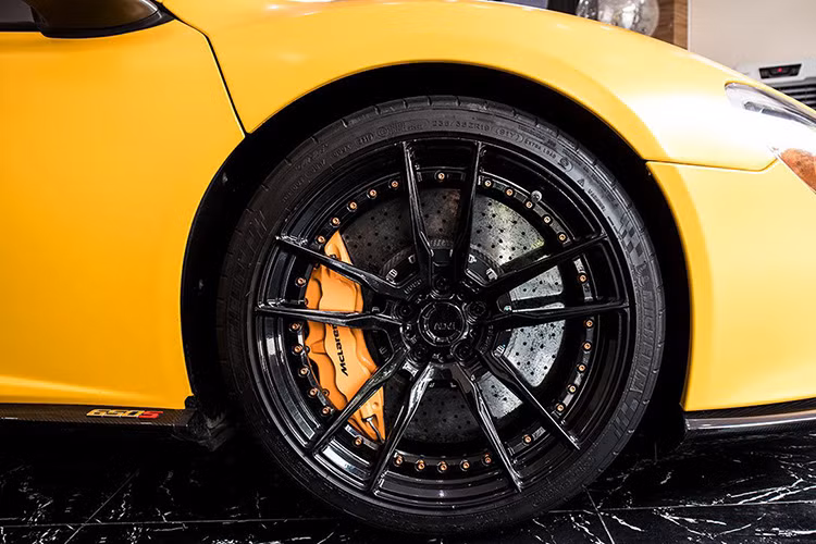 Đó là những chi tiết trên McLaren 650S Spider đã được thay đổi để hợp với chủ nhân mới hơn. Nhưng biển số 51F - 979.97 thì vẫn được giữ nguyên biển TP HCM dù siêu xe này sẽ lăn bánh ở Hà Nội trong thời gian tới đây. Ngoại thất với nhiều thay đổi nhưng khoang cabin xe vẫn được giữ nguyên