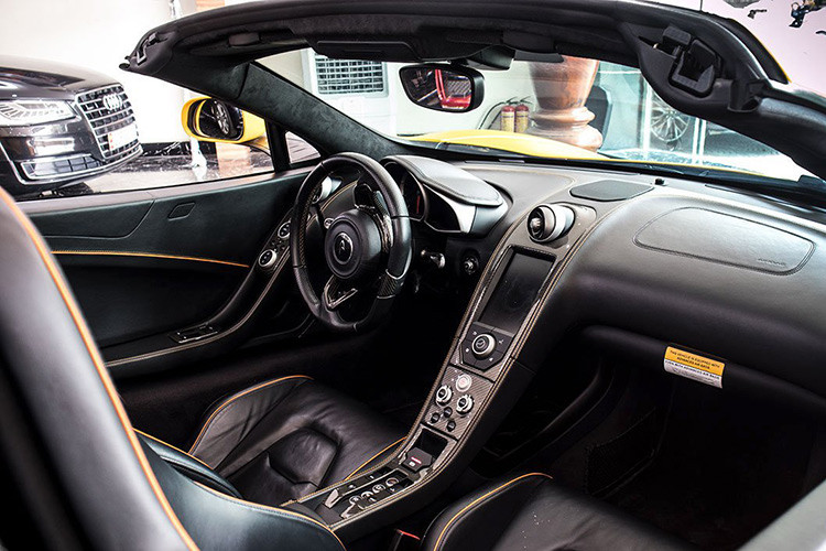 McLaren 650S Spider được phát triển dựa trên cấu trúc khung gầm từ MP4-12C với kết cấu Monocell sử dụng vật liệu carbon. Như đã biết, hầu hết siêu xe đều dùng carbon để mang đến trọng lượng nhẹ, phù hợp với khả năng di chuyển ở tốc độ cao, hơn nữa vật liệu này còn rất bền bỉ.