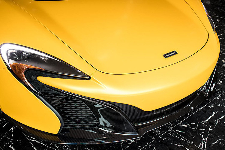 Đầu tiên là màu sơn không phải vàng cam nguyên bản cũng không phải xanh dương lạ mắt mà thay vào đó là màu vàng thông thường. Có thể đây là màu sơn "hợp mệnh" với chủ nhân mới tiếp theo của McLaren 650S Spider nên đã được "đổi áo".