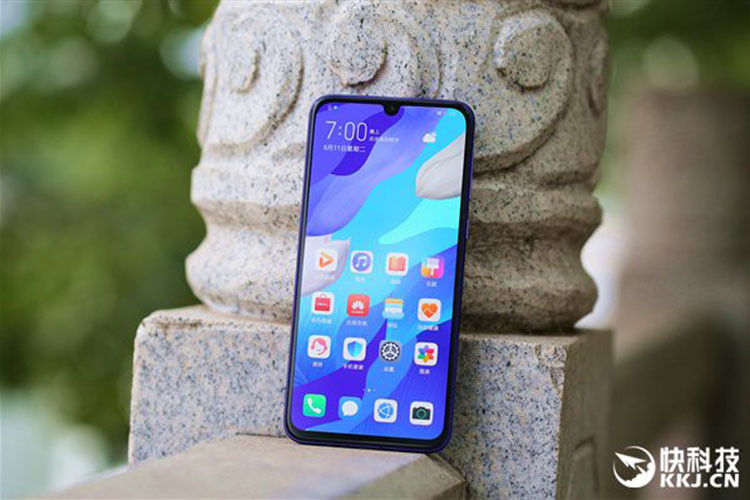 Mẫu điện thoại Huawei Nova5 vừa ra mắt trên thị trường sẽ bao gồm Nova 5i, Nova 5 và Nova 5 Pro. Ấn tượng nhất, cao cấp nhất trong dòng Nova 5 chính là mẫu smartphone Nova 5 Pro với chip cao cấp Kirin 980.