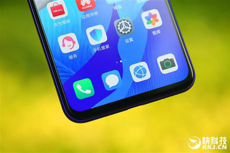 Mẫu điện thoại Huawei Nova 5 Pro mới cũng được trang bị cảm biến vân tay quang học đặt dưới màn hình. Nổi bật phía sau máy là cụm camera lồi gồm 3 camera và đèn LED. Camera thứ tư được đặt ở bên sườn cụm camera lồi.