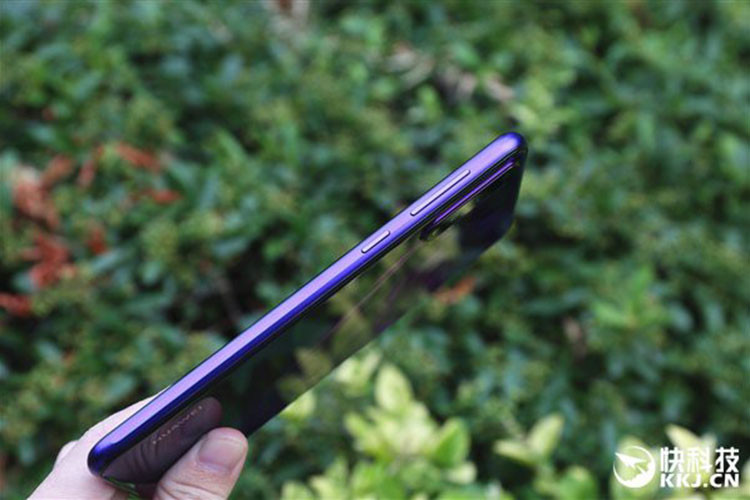 Máy không có jack cắm tai nghe 3.5mm nhưng bù lại được trang bị cổng sạc USB-C, đảm bảo cung cấp sạc nhanh 40W cho viên pin 3.500mAh.