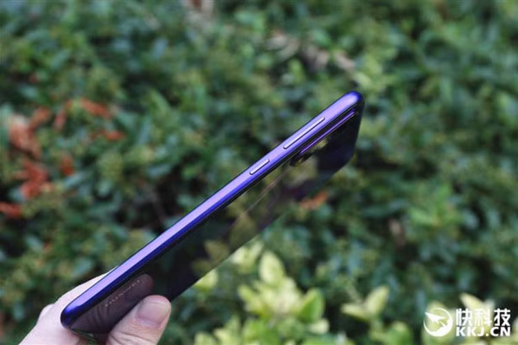 Máy không có jack cắm tai nghe 3.5mm nhưng bù lại được trang bị cổng sạc USB-C, đảm bảo cung cấp sạc nhanh 40W cho viên pin 3.500mAh.