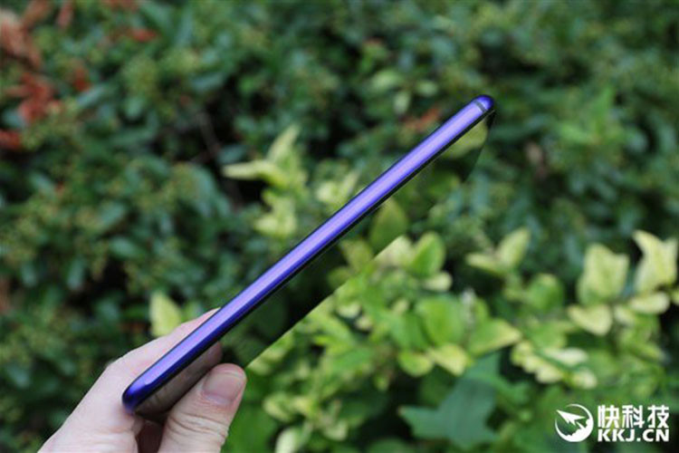 Cụm 4 camera sau của Huawei Nova 5 Pro với camera chính 48MP. Các camera còn lại gồm camera góc siêu rộng 16MP, camera chiều sâu 2MP và camera macro 2MP. Phía trước máy, nằm trong phần giọt nước, là camera 32MP với khẩu độ f/2.0.