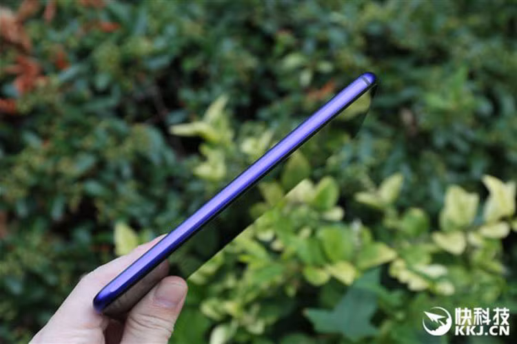 Cụm 4 camera sau của Huawei Nova 5 Pro với camera chính 48MP. Các camera còn lại gồm camera góc siêu rộng 16MP, camera chiều sâu 2MP và camera macro 2MP. Phía trước máy, nằm trong phần giọt nước, là camera 32MP với khẩu độ f/2.0.